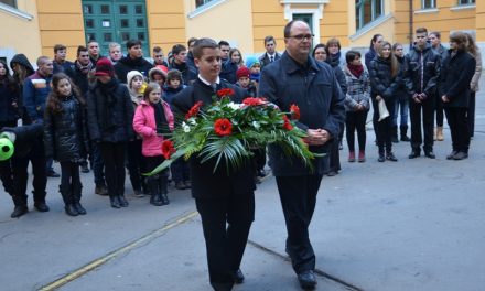 A piarista polgármester – Kada Elek emléktábla a Piarista Iskola falán