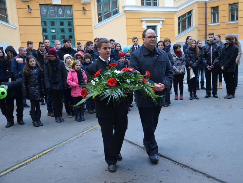 A piarista polgármester – Kada Elek emléktábla a Piarista Iskola falán