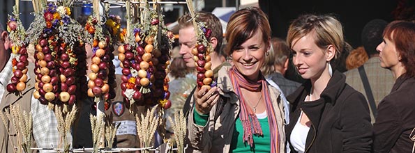 Zwiebelmarkt-Besucherinnen_weimar_GmbH_Maik_Schuck