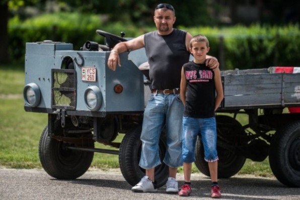 Újvári Sándor felvétele: Tóth Tibor és Tóth Dániel a Trabant motorral szerelt csettegõje mellett