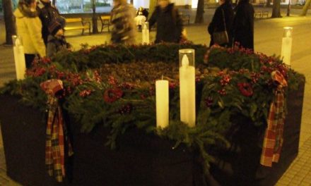 A második gyertyát gyújtják meg az adventi koszorún Kecskeméten