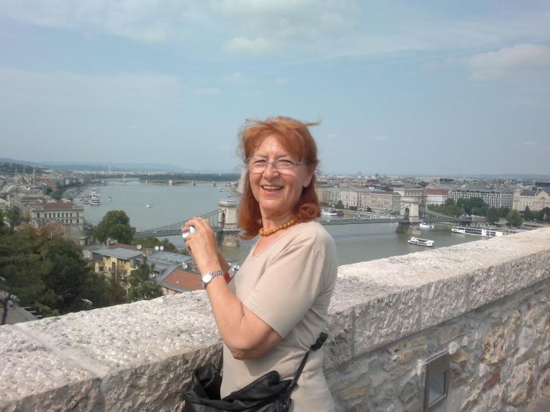 Tamássy Olga festőművész ismét festőállvány előtt