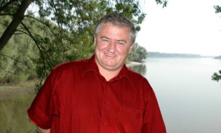 Füzi László irodalomtörténész, a Forrás főszerkesztője