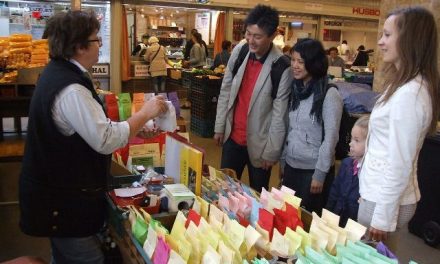 Japán vendégek a kecskeméti Piaccsarnokban