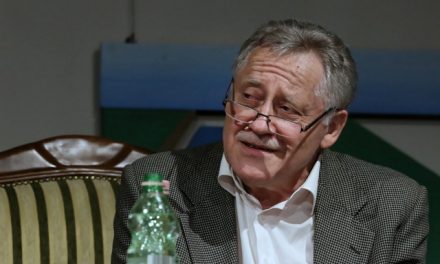 Koltai Róbert most Karinthy Frigyesként lép fel Szegeden