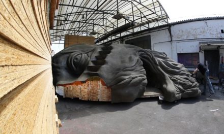 Óriás Shakespeare-fejet formál a Vízkereszt homokvára