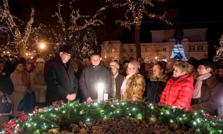 Első adventi gyertyagyújtás a kecskeméti városháza előtt