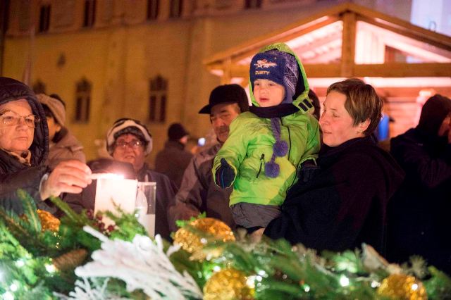 Gyertyagyújtás és karácsonyvárás Kecskeméten