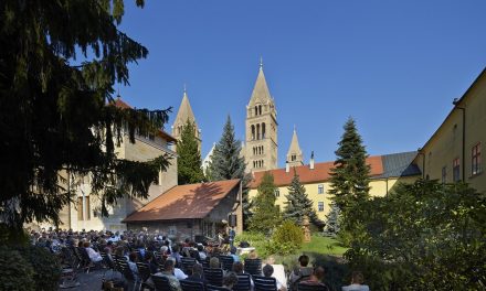 Könnyed nyáresti kikapcsolódás a pécsi Püspöki Palota kertjében
