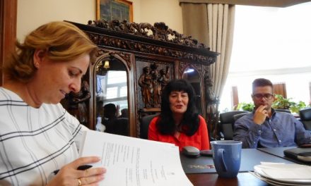 Közgyűlés utáni sajtóreggeli a kecskeméti Városházán