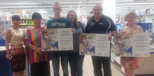 Tesco zsetonokból Teqball asztal – Köszönet mindenkinek a segítségért!
