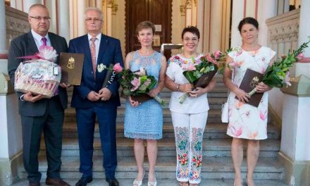 Elismerő díjakat adtak át a kecskeméti Városházán