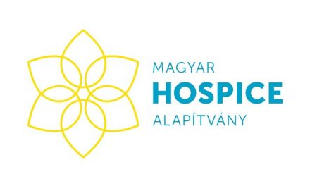 Hospice adománygyűjtő oszlop márciusban az Örkény Színházban