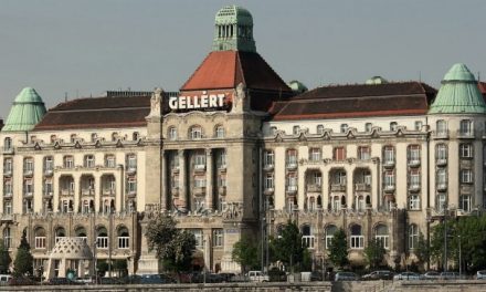 Lovagavatás a budapesti Gellért Szálló dísztermében