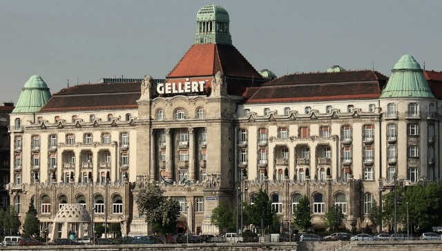 Lovagavatás a budapesti Gellért Szálló dísztermében