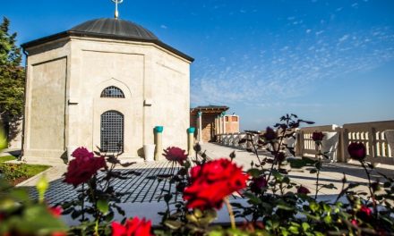 A „Rózsák Atyja”, azaz Gül Baba sírhelye Budapesten