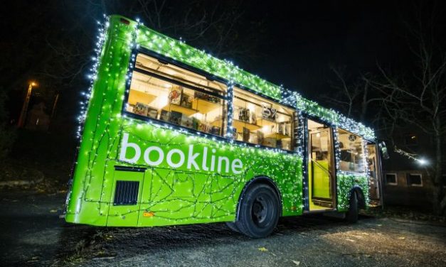 Fénybusszal járja a gyermekotthonokat a Bookline