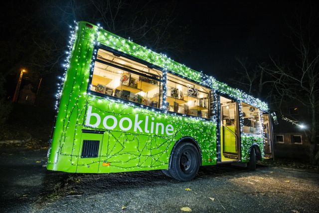 Fénybusszal járja a gyermekotthonokat a Bookline