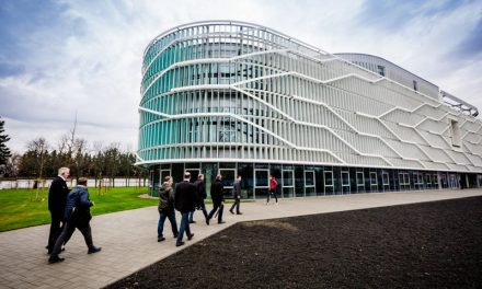 A Mercedes gyár vezetői látogattak el a Neumann János Egyetemre