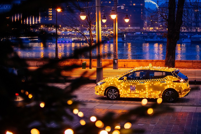 Fénytaxi járja karácsonyig Budapest utcáit