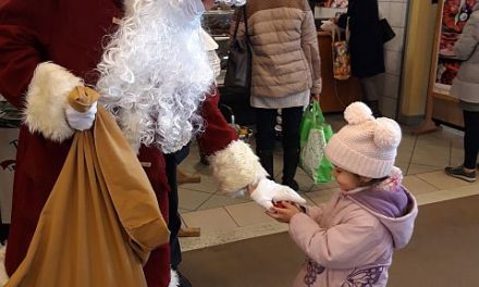 Mikulás járt a kecskeméti belvárosi piacon