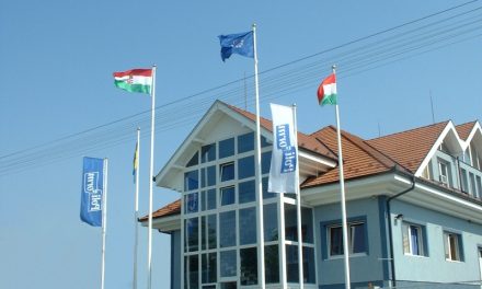 Gyorsan elhasználódnak a magyar zászlók
