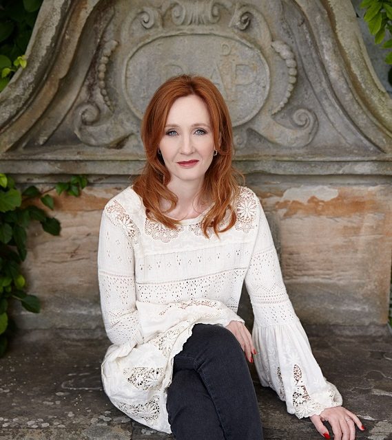 J. K. Rowling újabb varázslatos gyermekkönyvvel jelentkezik