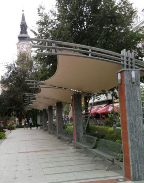 visszakoltozik