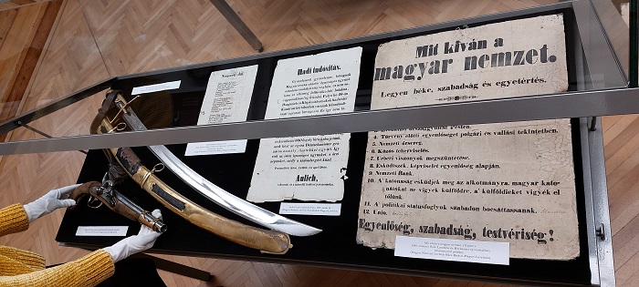Ünnepi tárlatvezetés a Bozsó Gyűjtemény vitrintárlatán