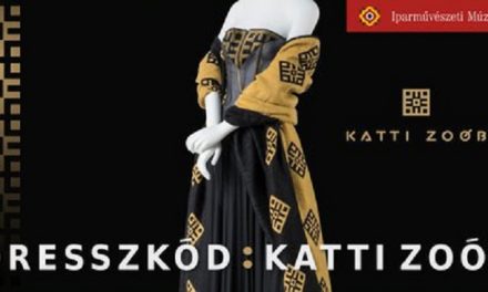 Dresszkód – Zoób Katti kiállítása nyár elejéig látogatható a Ráth-villában