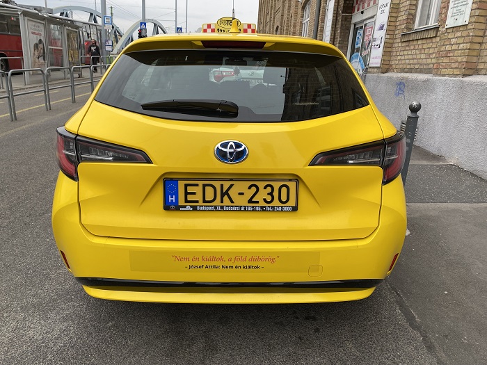 A Költészet Napján versbe öltözött a Főtaxi 100 autója