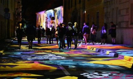 Mintegy százezren úsztak fénymámorban Pécsett
