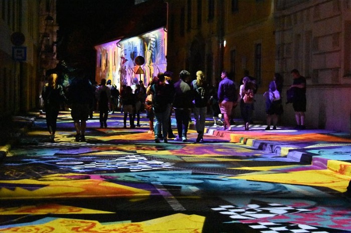Mintegy százezren úsztak fénymámorban Pécsett