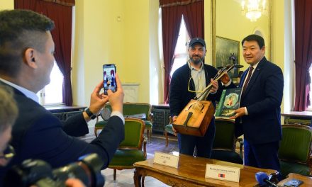 Különleges hangszer Mongóliából a miskolci színháznak