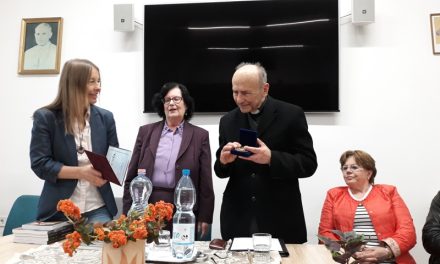 Toldy Ferenc-díjat kapott Holczer József kecskeméti piarista atya