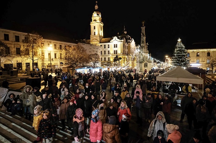 Kisgyermekek fényfestései az adventi vásáron