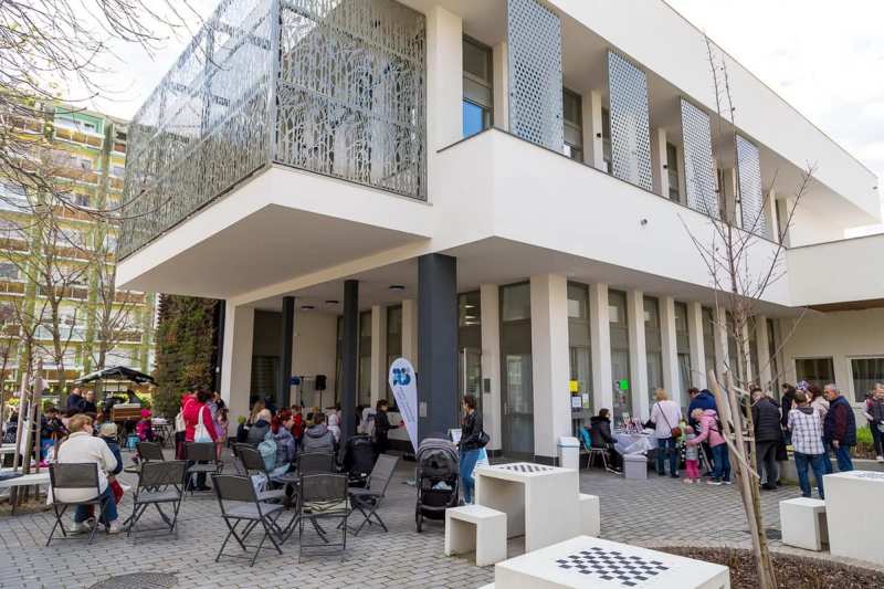 Kultúrmisszió a panelrengetegben: modern közösségépítés és híd a generációk között