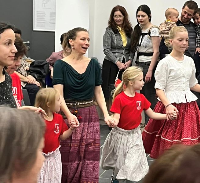 Kultúrmisszió a panelrengetegben: modern közösségépítés és híd a generációk között