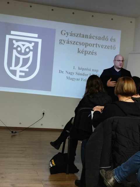 Kiket és hogyan képez a Magyar Felnőttképző?