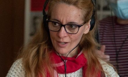 Könyvespolc – Szűcs Dóra: Szivarfüst és vanília