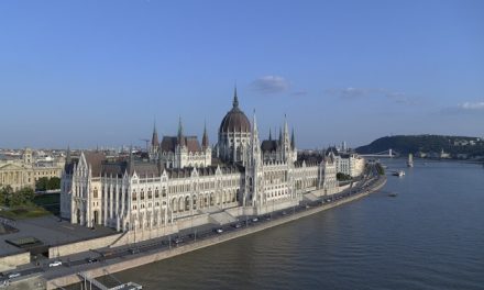 Az ország háza című nagyszabású dokumentumfilm a Dunán
