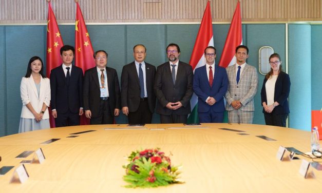Fudan Egyetem és a NJE kecskeméti döntője