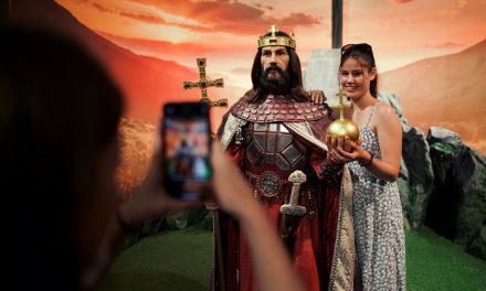 Szent István viaszfigura a Madame Tussauds Budapest Hauszmann csarnokban