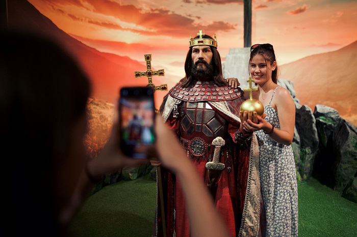 Szent István viaszfigura a Madame Tussauds Budapest Hauszmann csarnokban