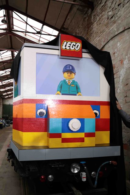 Életnagyságú LEGO villamos Budapest utcáin