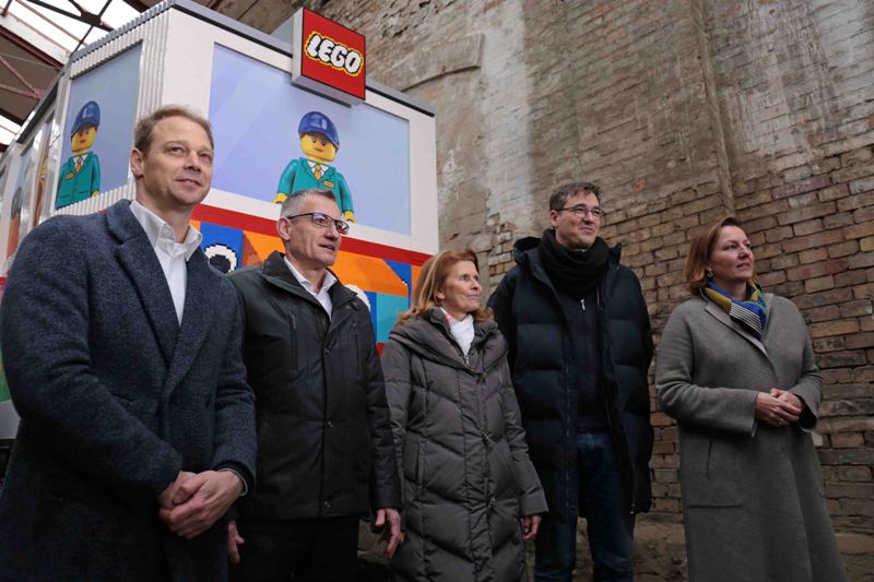 Életnagyságú LEGO villamos Budapest utcáin