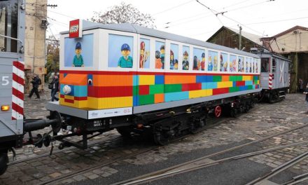 Életnagyságú LEGO villamos Budapest utcáin