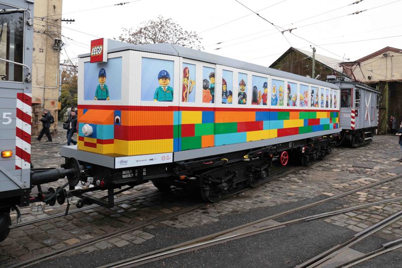 Életnagyságú LEGO villamos Budapest utcáin