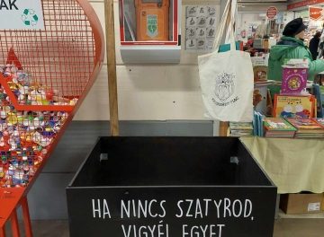 Szatyorkölcsönző a Budai utcai piaccsarnokban