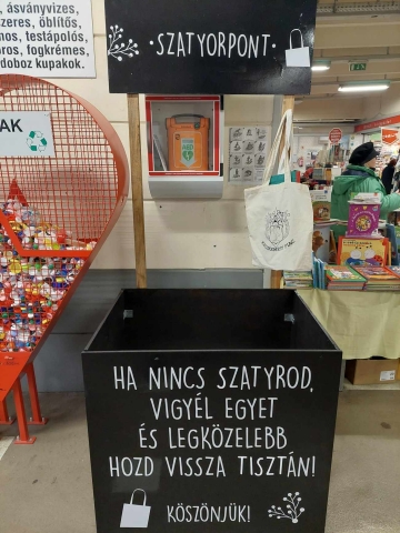 Szatyorkölcsönző a Budai utcai piaccsarnokban